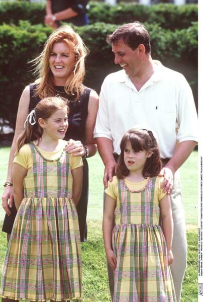 Sarah Ferguson et Andrew, avec leurs deux filles, Beatrice et Eugenie, en juillet 1998. 