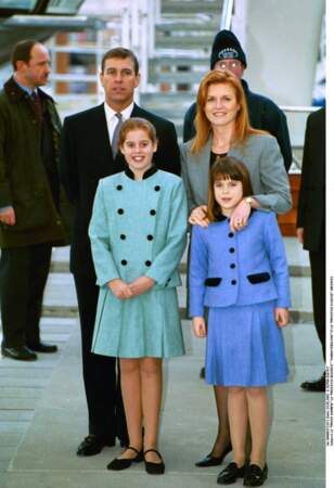 Le prince Andrew et Sarah Ferguson, avec Beatrice et Eugenie, lors de la visite de la roue du Millenium à Londres, en 2000. 