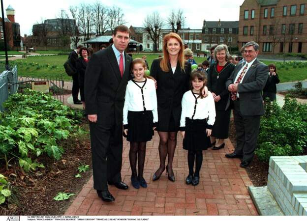 Andrew et Fergie, avec leurs deux filles, en mars 1999. 