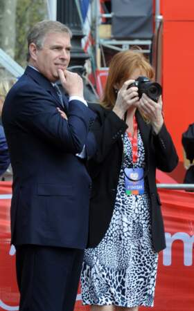 Sarah Ferguson et le prince Andrew participent au Virgin Marathon de Londres, en avril 2010. 