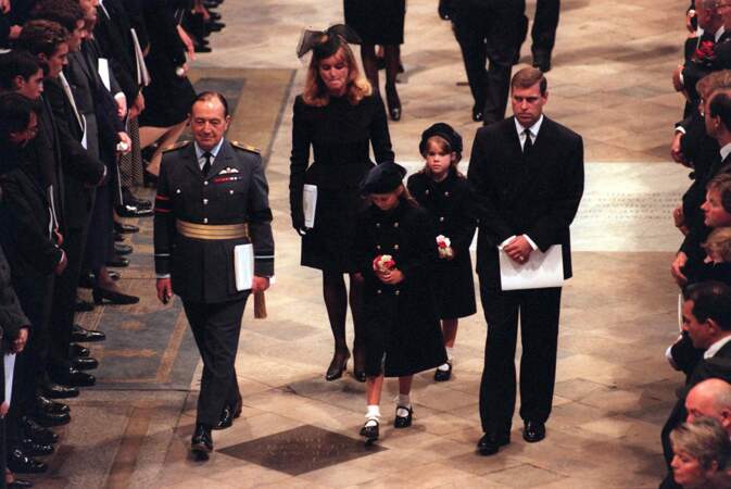 Sarah Ferguson, le prince Andrew, et leurs deux filles, aux funérailles de la princesse Diana le 6 septembre 1997. 