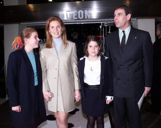 Sarah Ferguson, le prince Andrew, et leurs deux filles, lors de l'avant-première des 102 Dalmatiens, en décembre 2000. 