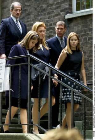 Le prince Andrew et Sarah Ferguson vont avec leur deux filles à la cérémonie en l'honneur des victimes d'attaques terroristes, à Londres, le 17 septembre 2001. 