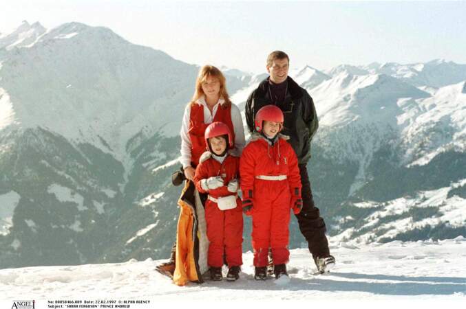Sarah Ferguson, le prince Andrew et leurs deux enfants, à Verbier, en Suisse, en février 1997. 