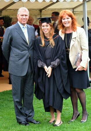 La princesse Beatrice et ses parents, lors de sa remise de diplôme, au lycée Goldsmiths, à Londres, le 9 septembre 2011.