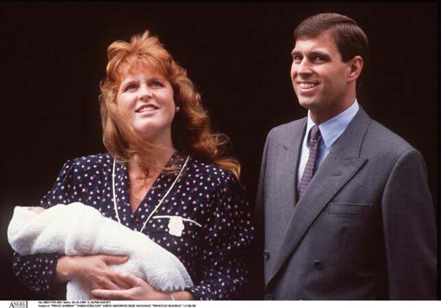 Sarah Ferguson et le prince Andrew, à la sortie de la maternité avec Beatrice, le 12 août 1988. 