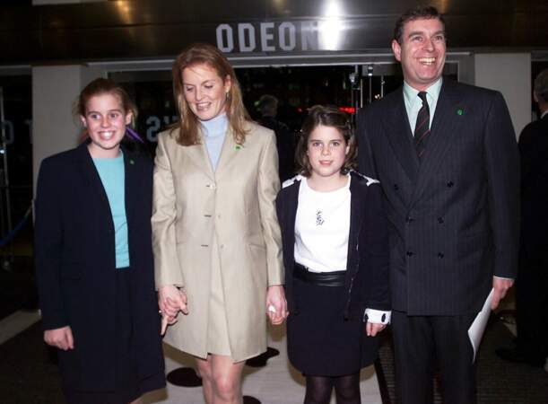 Sarah Ferguson, le prince Andrew, accompagnés de leurs deux filles, lors de l'avant-première des 102 Dalmatiens, en décembre 2000. 