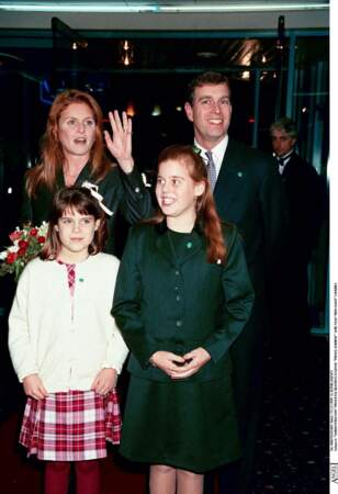 Sarah Ferguson et le prince Andrew, accompagnés de leurs deux filles, lors de l'avant-première du film "Iron Giant", à Londres, en 1999. 