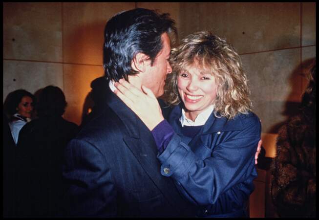 Alain Delon et Mireille Darc lors d'une soirée parisienne en 1989.