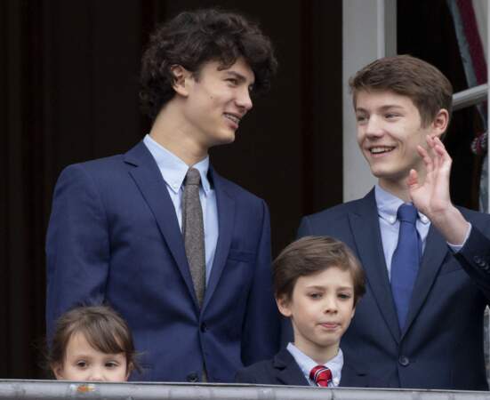Le prince Nikolai et le prince Felix, accompagnés de la princesse Athena et du prince Henrik, leurs demi-frères et soeurs, pour le 78ème anniversaire de la reine, le 16 avril 2018. 