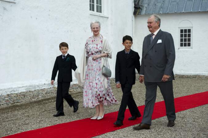 La reine Margrethe II, le prince Henrik, et leurs petit-fils Felix et Nikolai, lors du baptême de la princesse Athena, le 20 mai 2012. 
