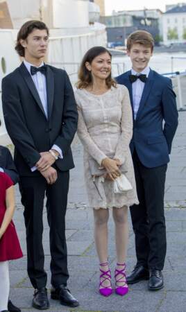 Le prince Nikolai et le prince Felix, avec leur mère, Alexandra de Danemark, le 28 août 2017, pour l'anniversaire de Nikolai.