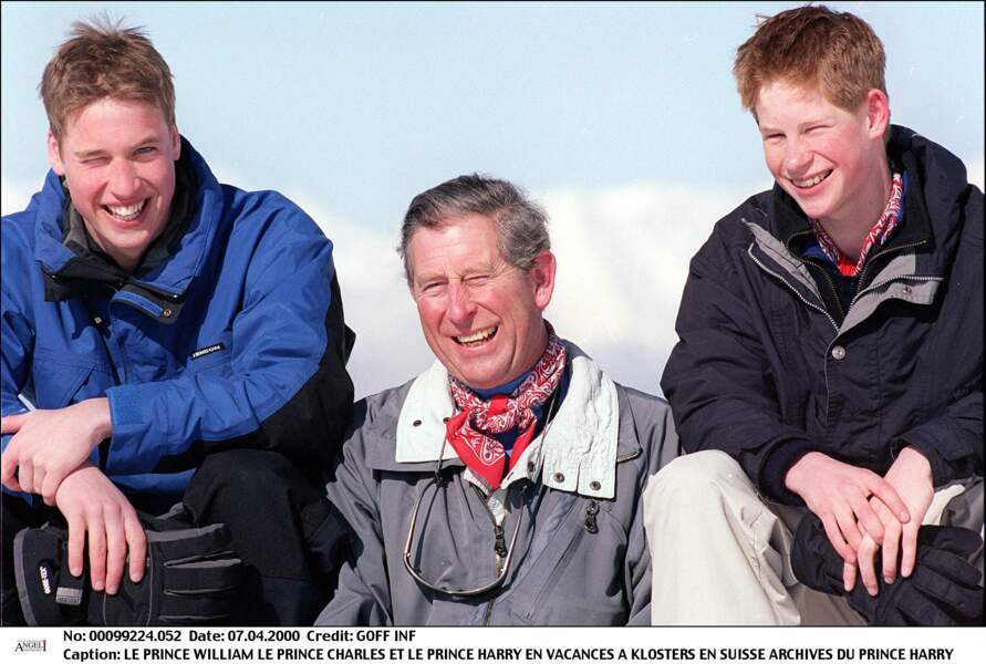 Moment de complicité entre le père et ses deux fils Harry et William lors de vacances de ski en Suisse. Devant les photographes, les frères tentent de faire bonne figure mais leur peine face à l'absence de leur mère est immense.