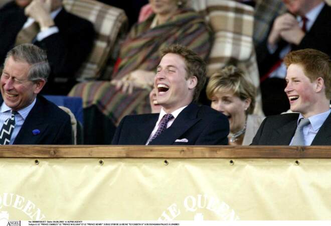 Gros moment de fou rire lors du jubilé d'or de la reine Elizabeth II. Hilares, Harry et William rient de bon coeur avec leur père, le prince Charles.