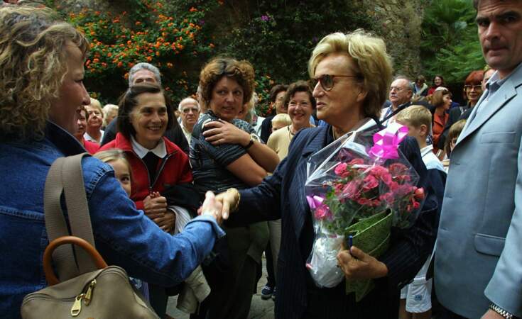 Heureux de côtoyer Bernadette Chirac à Bormes-les-Mimosas en 2001, certains badauds se pressent pour serrer la main d'une Première dame très accessible.