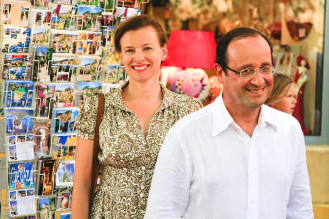 François Hollande et sa compagne Valérie Trierweiler passeront un été au Fort de Brégançon en 2012. Le couple est photographié ici tout sourire dans la commune de Bormes-les-Mimosas à leur arrivée.