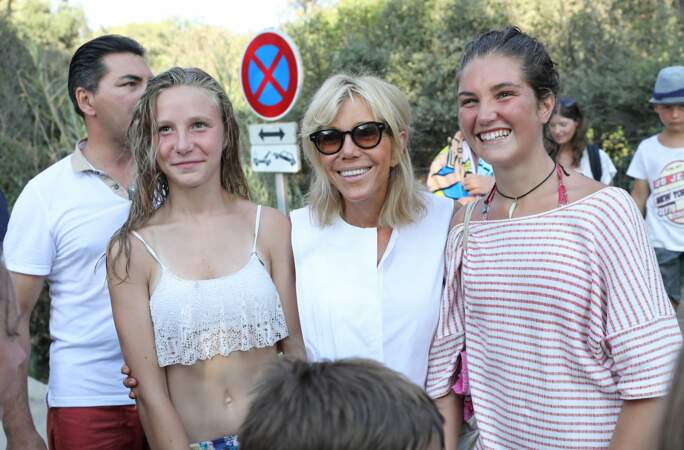 Brigitte Macron aime partir à la rencontre des Français. Accolades, selfies et sourires sont au programme, pour le plus grand plaisir des vacanciers.