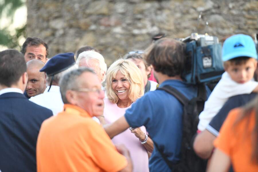 Après avoir marqué le 74ème anniversaire de la libération de Bormes-les-Mimosas, Brigitte Macron s'accorde un joyeux bain de foule avec la population. La Première dame semble combler par les marques d'affection à son égard.