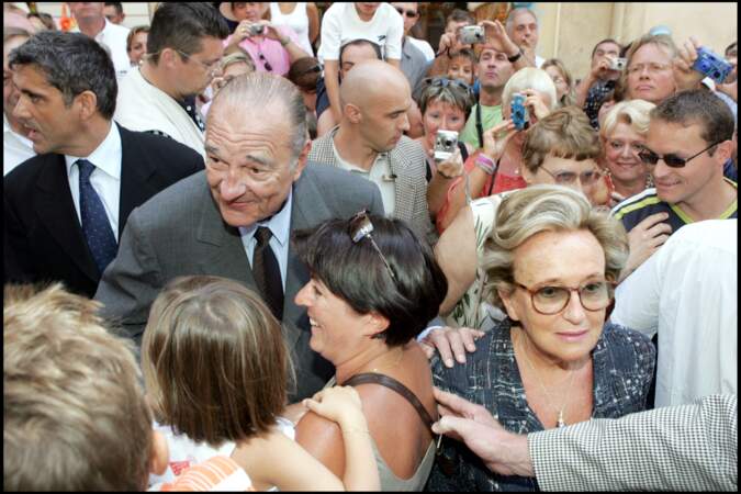 En vacances au Fort de Brégançon, il n'est pas rare que Bernadette et Jacques Chirac assistent, comme deux vacanciers ordinaires, à la messe de la commune de Bormes-les-Mimosas. Joyeux bain de foule assuré à la sortie !