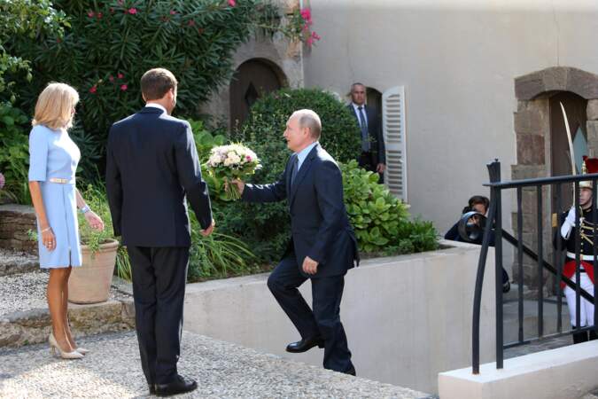 En 2019, Brigitte et Emmanuel Macron avaient également convié Vladimir Poutine au Fort de Brégançon. Ce dernier avait eu une tendre attention pour la Première dame.