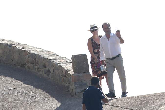 Retour de plage de François Hollande et de sa compagne Valérie Trierweiler. Sourire timide de la Première dame, cachée par des lunettes de soleil et chapeau de paille.