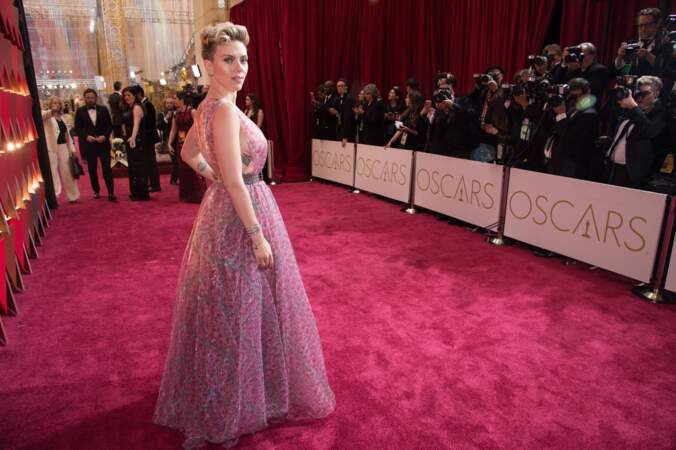 Scarlett Johansson a opté pour un tatouage coquin sous les seins, visible alors que l'actrice portait une robe vaporeuse aux oscars en 2017.