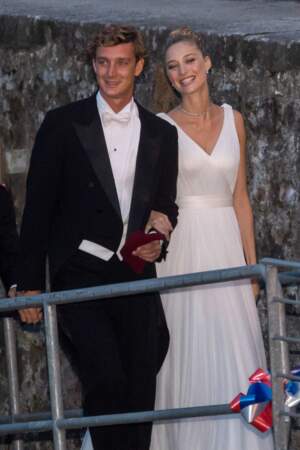 Pierre Casiraghi et Beatrice Borromeo se marient religieusement le 1er août 2015, sur les îles Borromées en Italie. La mariée porte deux robes Giorgio Marni et le mariage est placé sous le signe du glamour.