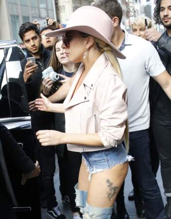 Un tatouage sur la cuisse pour Lady Gaga, qui arbore devant les photographes un mini-short pour le mettre en évidence.