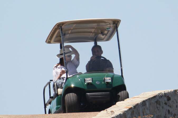 Nicolas Sarkozy profitait lui du paysage à bord d'une voiture de golf, en compagnie de son épouse Carla Bruni