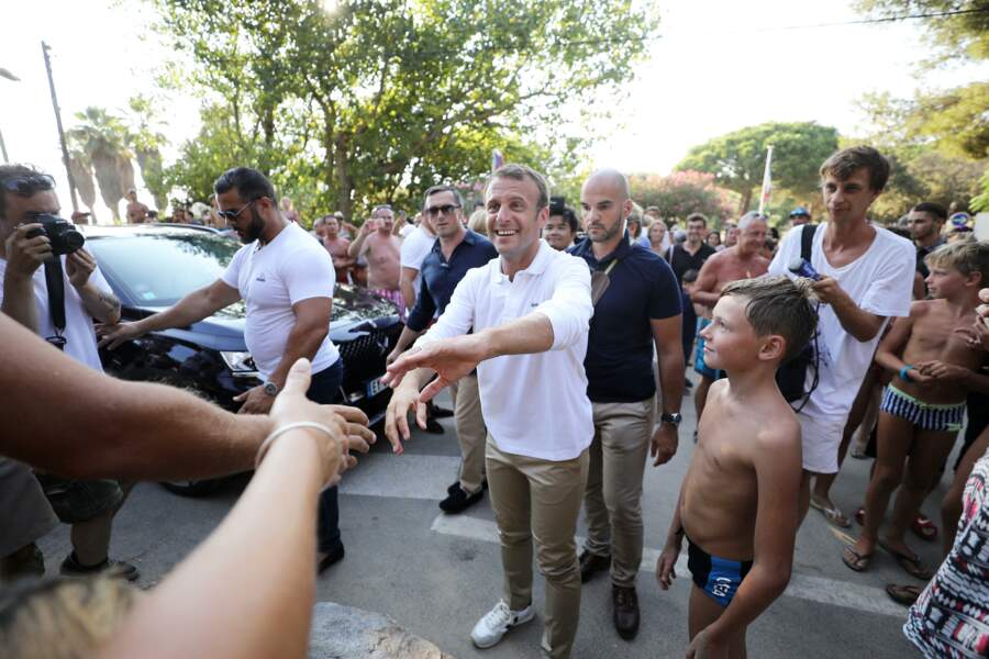 Chemise retroussée et baskets aux pieds, pas de doute : c'est bien les vacances pour Emmanuel Macron !