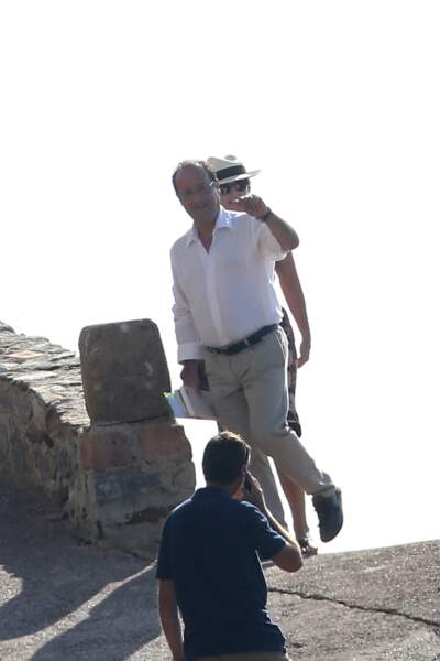 Pour ses balades autour du Fort de Brégançon, François Hollande optait pour un look plus décontracté 