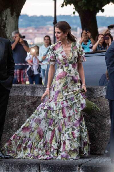 Charlotte Casiraghi magnifique en robe longue à fleurs au mariage de Pierre Casiraghi et Beatrice Borromeo, le 1er août 2015.