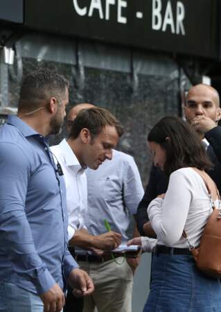 Lors de ses bains de foule, Emmanuel Macron n'hésite pas à prendre du temps et même à signer des autographes !