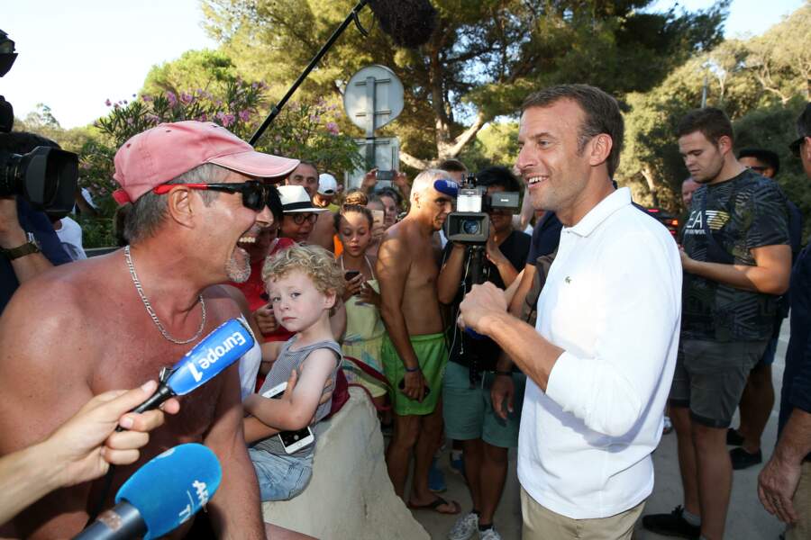 En août 2018, Emmanuel Macron s'est lui aussi autorisé un bain de foule, durant lequel il a échangé, tout sourire, avec des vacanciers