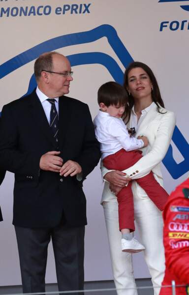 Charlotte Casiraghi avec son fils Raphaël et le prince Albert II de Monaco en mai 2017.