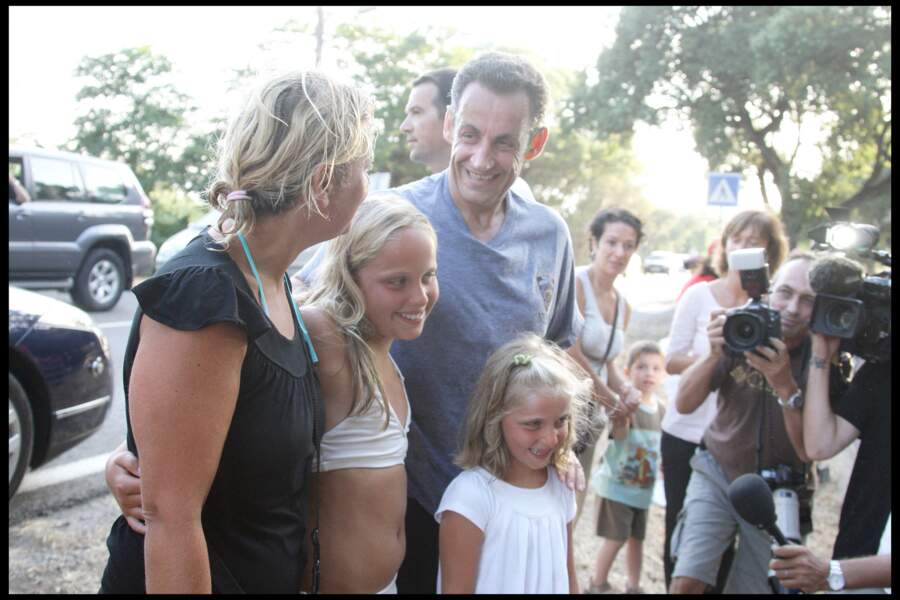 Entre deux footings, Nicolas Sarkozy, malgré la transpiration et la fatigue, prenait plaisir à saluer les vacanciers 