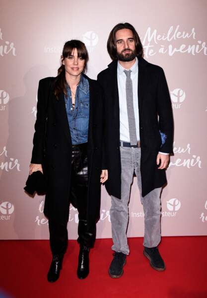 Charlotte Casiragh, stylée en chemise ne jean et pantalon de cuir,  avec son mari Dimitri Rassam en décembre 2019.