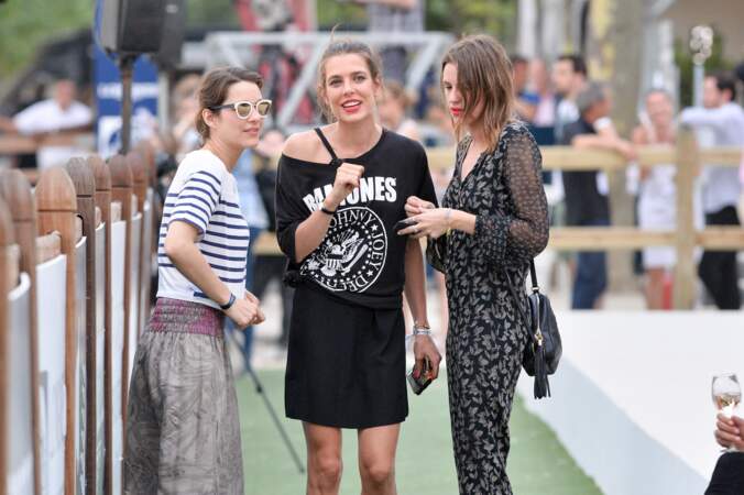 Marion Cotillard, Juliette Maillot et  Charlotte Casiraghi rock avec son t-shirt des Ramones en 2015.