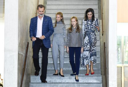 Le roi Felipe VI d'Espagne, sa femme Letizia et leurs filles en toute décontraction.