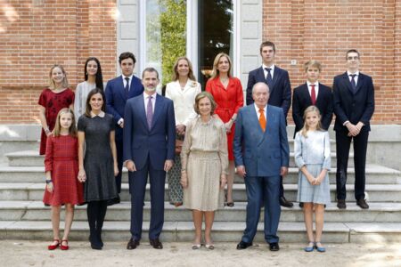La famille rassemblée pour les 80 ans de la reine Sofia. Le roi Juan Carlos Ier et la reine émérite au centre. Felipe VI et sa femme accompagnés par leurs deux filles sont au premier rang. Derrière, les infantes Elena et Christina de Bourbon posent avec leurs enfants.