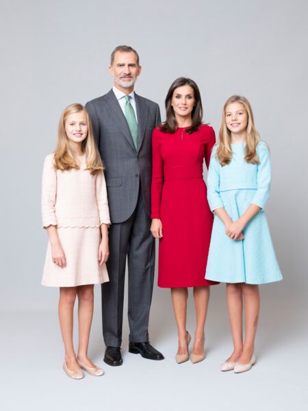 Le roi Felipe VI et la reine Letizia d'Espagne avec les princesses Leonor et Sofia pour la photo officielle de 2020.