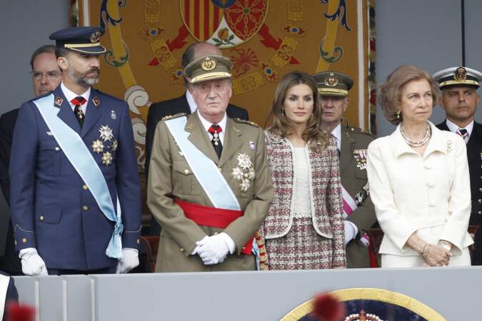 Felipe VI aux côtés de son père lors d'un défilé militaire le jour de la fête nationale espagnole. Son épouse Letizia et sa mère la reine Sofia les accompagnent.