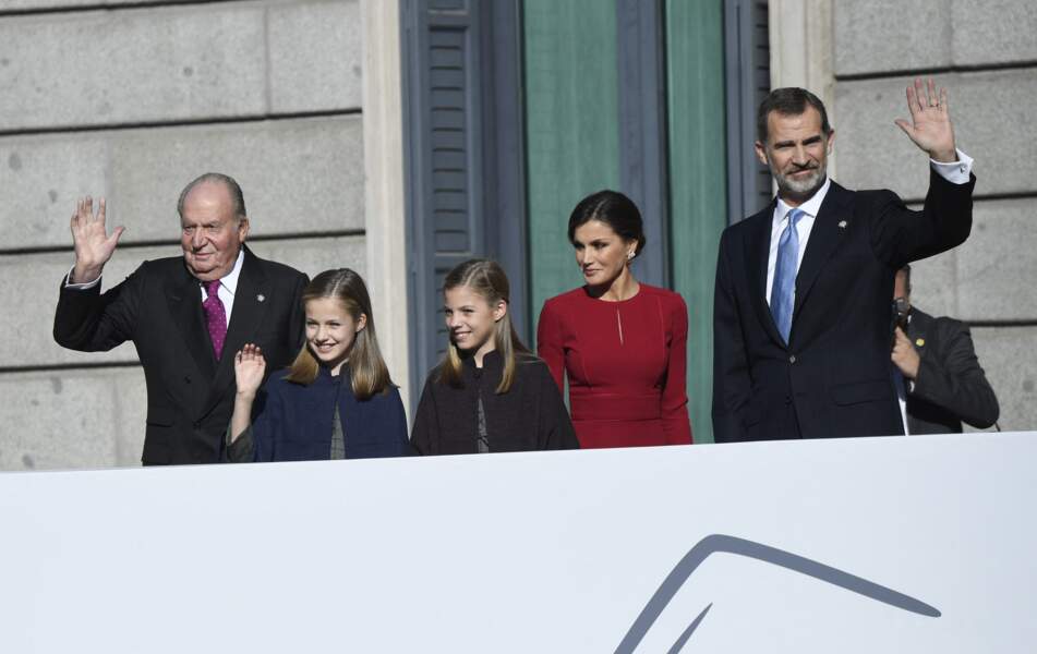 Juan Carlos accompagné de ses petites-filles les princesses Leonor et Sofia, avec leurs parents la reine Letizia, et le roi Felipe VI d'Espagne.