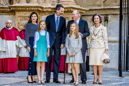 L'ancien roi d'Espagne Juan Carlos et sa femme la reine Sofia posent tout sourire aux côtés de l'actuel roi Felipe VI et sa famille en avril 2018.