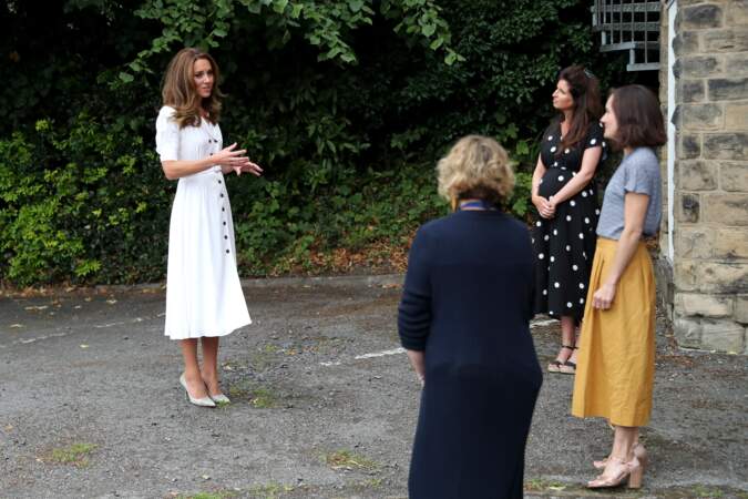 Accueillie par les bénévoles de la "baby bank", Kate Middleton respecte les règles de distanciation sociale ce mardi 4 août