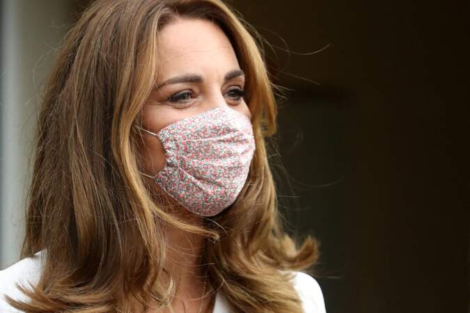 Kate Middleton rend visite à une banque de produits pour bébés à Sheffield, masque sur le visage ce mardi 4 août