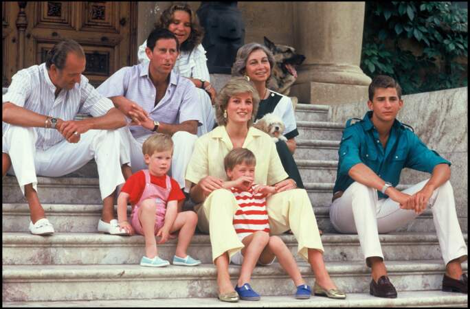 Un an plus tard, en 1987, toujours à Palma de Majorque, la rigueur est toujours de mise dans les tenues de Lady Diana. Ici, on peut la voir en plein mois d'août avec un ensemble composé d'une chemise et d'un pantalon fluide... 