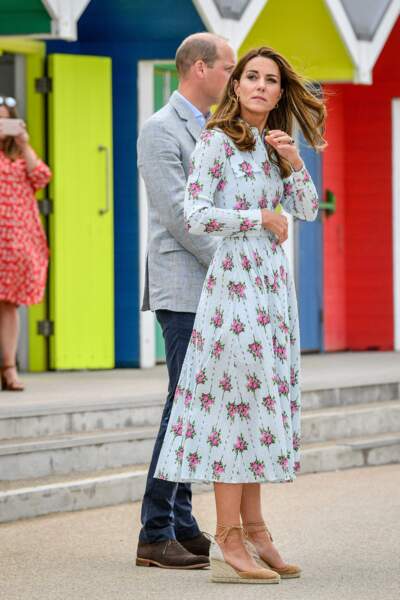 Ce 5 août 2020, Kate Middleton portait une robe blanche à imprimés fleuris roses signée Emilia Wickstead. 