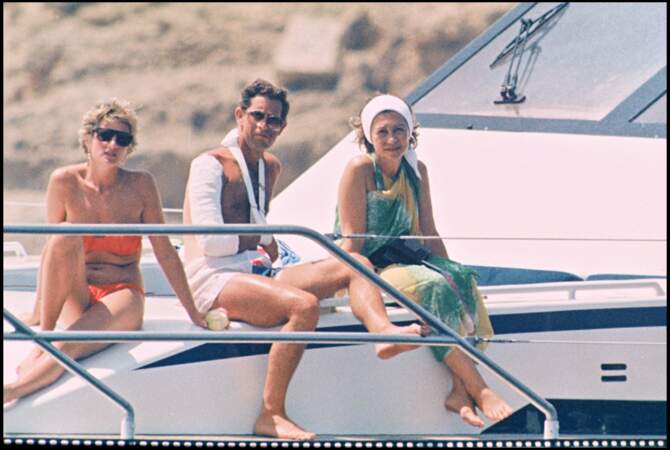 Seule petite excentricité de Lady Diana au cours de ces vacances en 1990 ? Ce joli maillot de bain deux pièces ! 