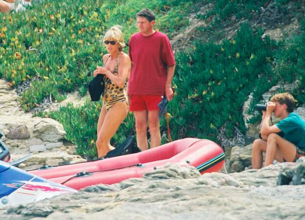 Une libération qui se fait également ressentir dans ses maillots de bain. En effet, Lady Diana a laissé tombé ses maillots noirs pour des pièces à imprimés ! Ici, elle opte pour l’imprimé léopard lors de ses vacances avec Dodi Al Fayed à Saint-Tropez en 1997.